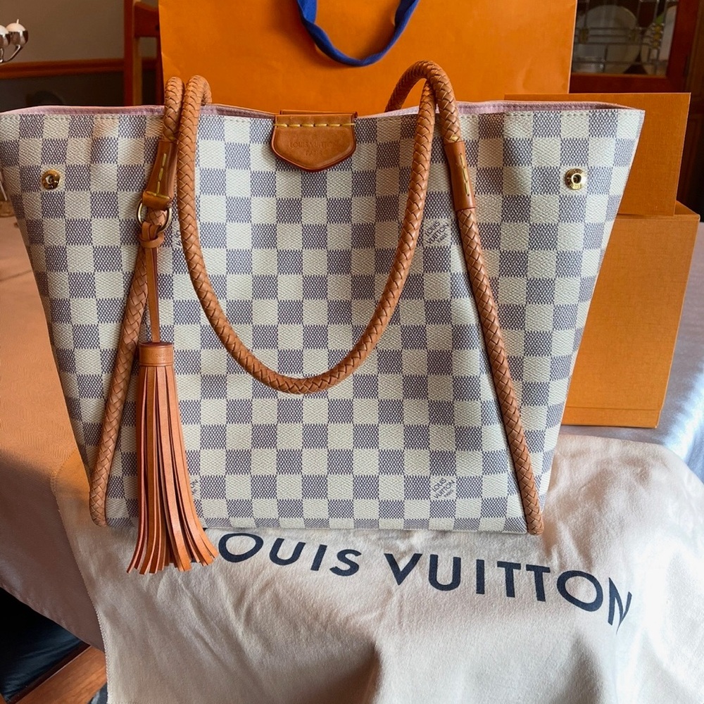 Women’s Louis Vuitton handbag